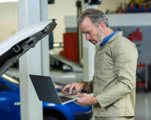 mechanic-using-laptop (2) mechanic-using-laptop (2)